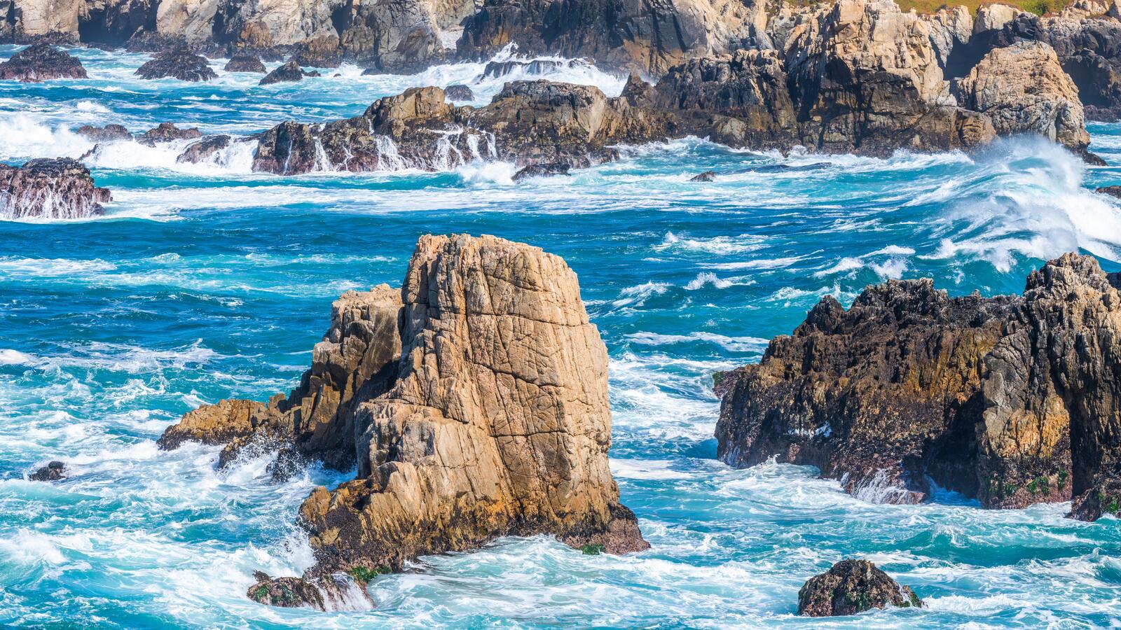 Бесплатное фото Море омывает острые скалы на глубине