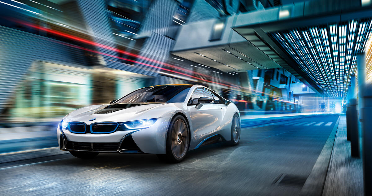 BMW i8 2019 года едет на большой скорости по городу