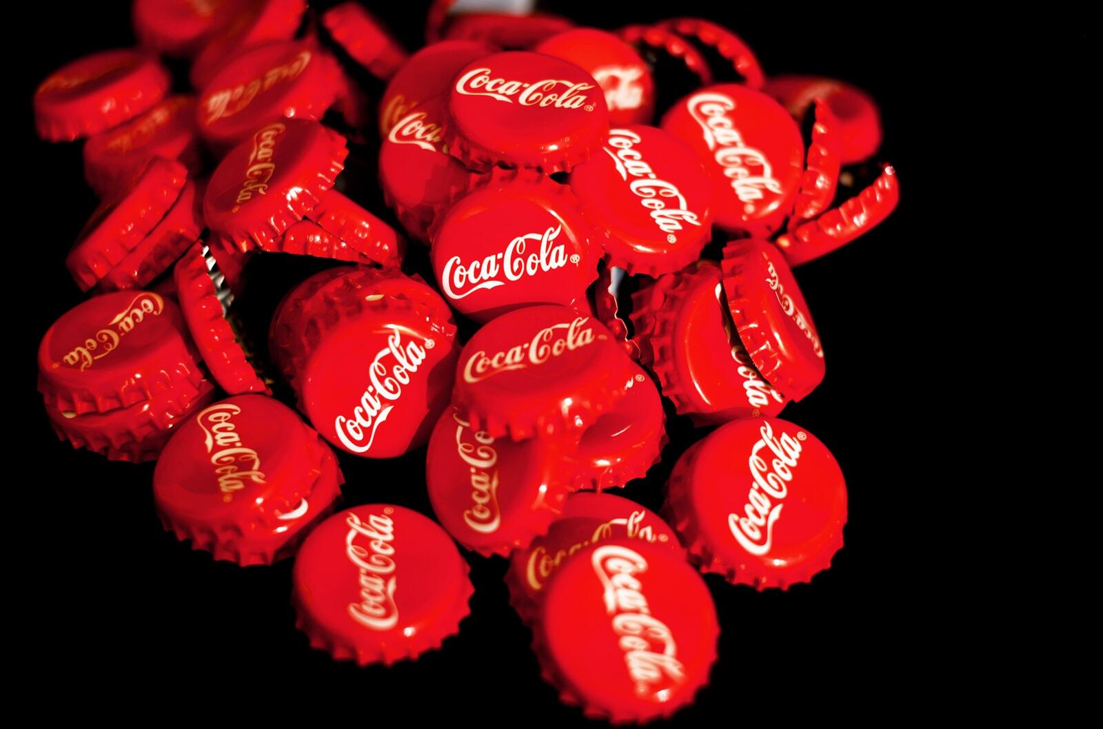 Бесплатное фото Красные крышки от бутылок Coca-Cola