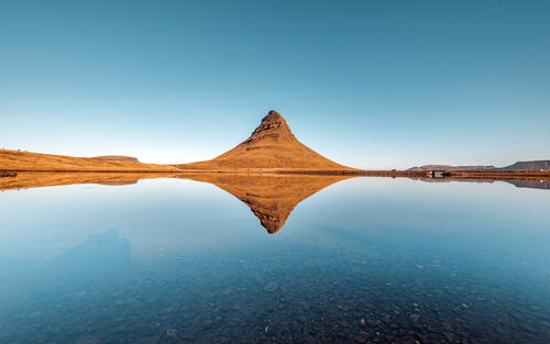 Большое озеро в Исландии