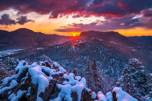 Красивый закат с красным солнцем высоко в горах
