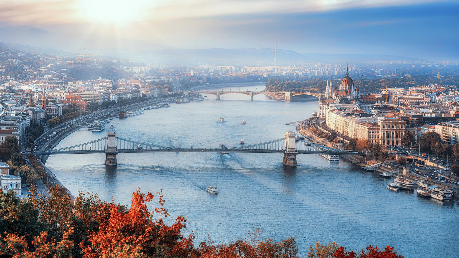 Бесплатное фото Корабли идущие по реке в Будапеште