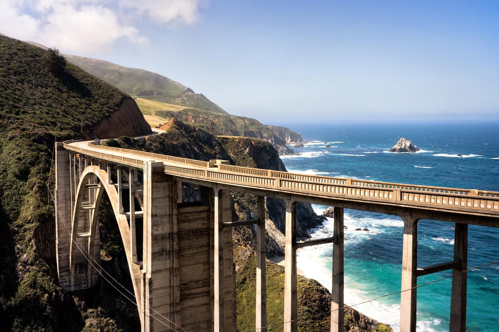 Бесплатное фото Высокий мост через обрыв на берегу моря