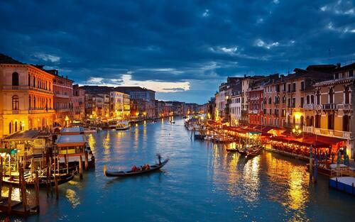 Ночной город в Венеции с лодками на Гранд-канале