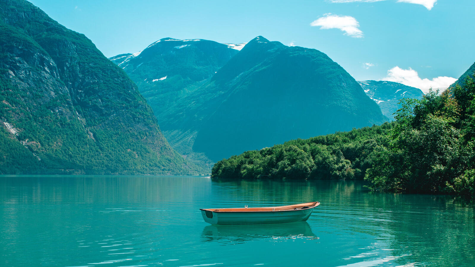 Бесплатное фото Одинокая лодка на озере