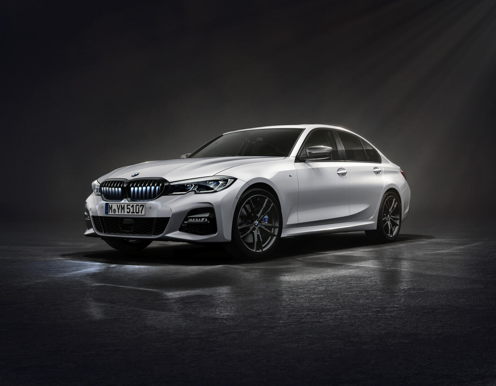 免费照片白色的BMW m3 2021在黑暗的背景上