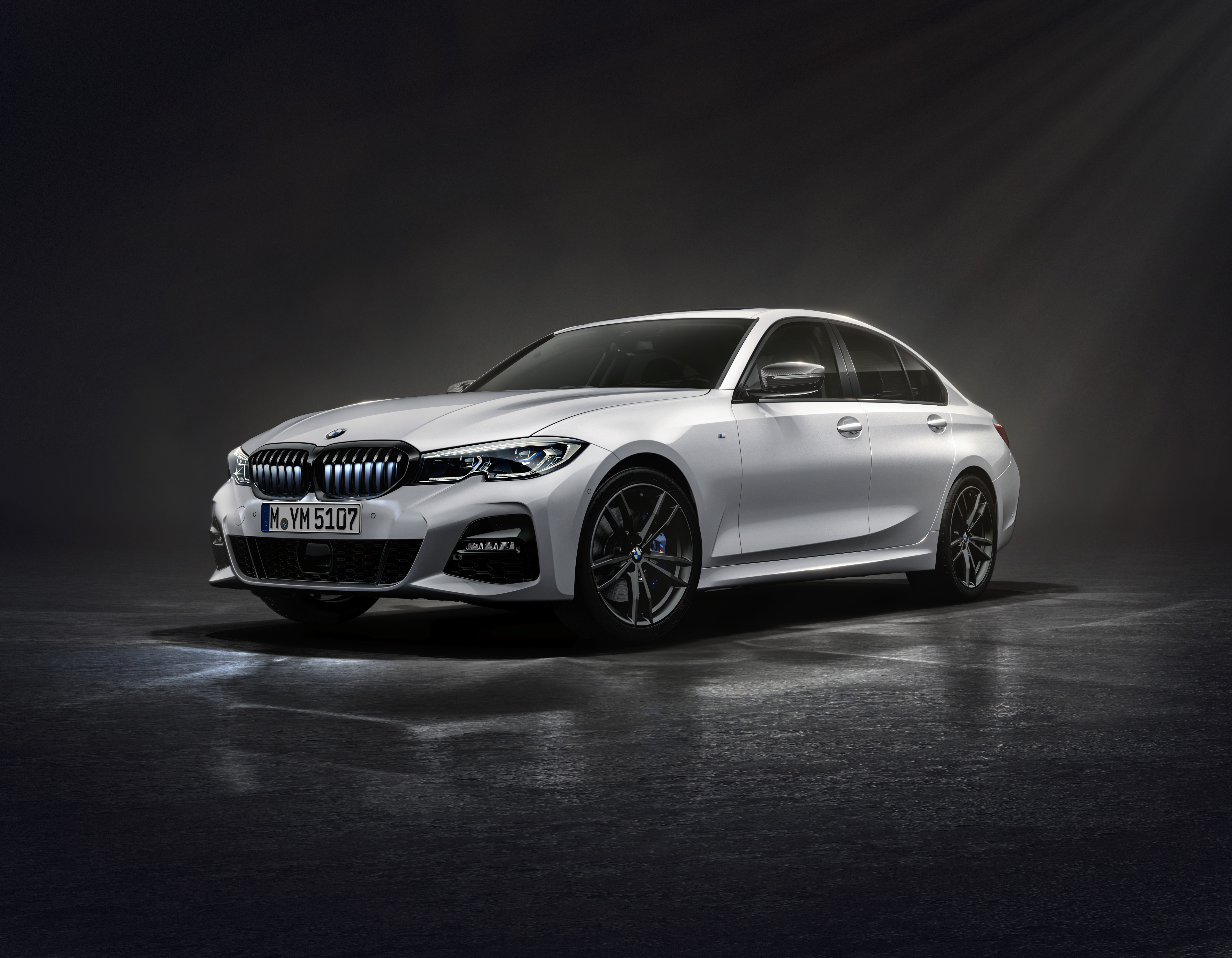 免费照片白色的BMW m3 2021在黑暗的背景上
