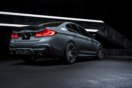 BMW M5 F90 темно-серого цвета стоит в гараже