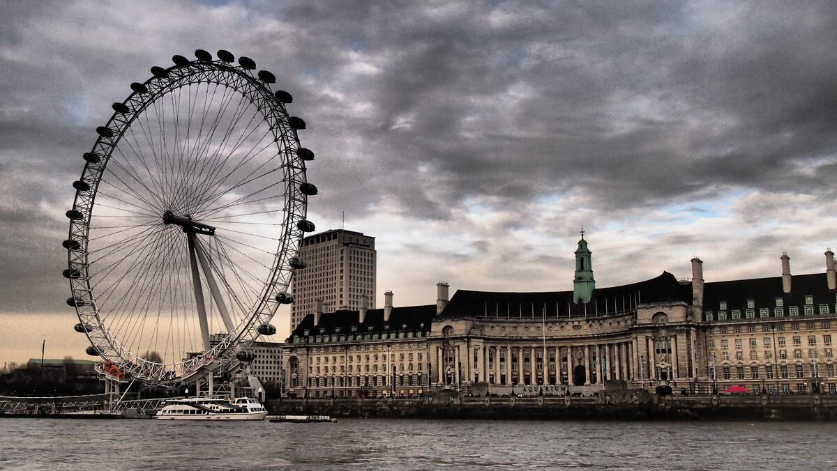 Лондонское колесо обозрения у реки