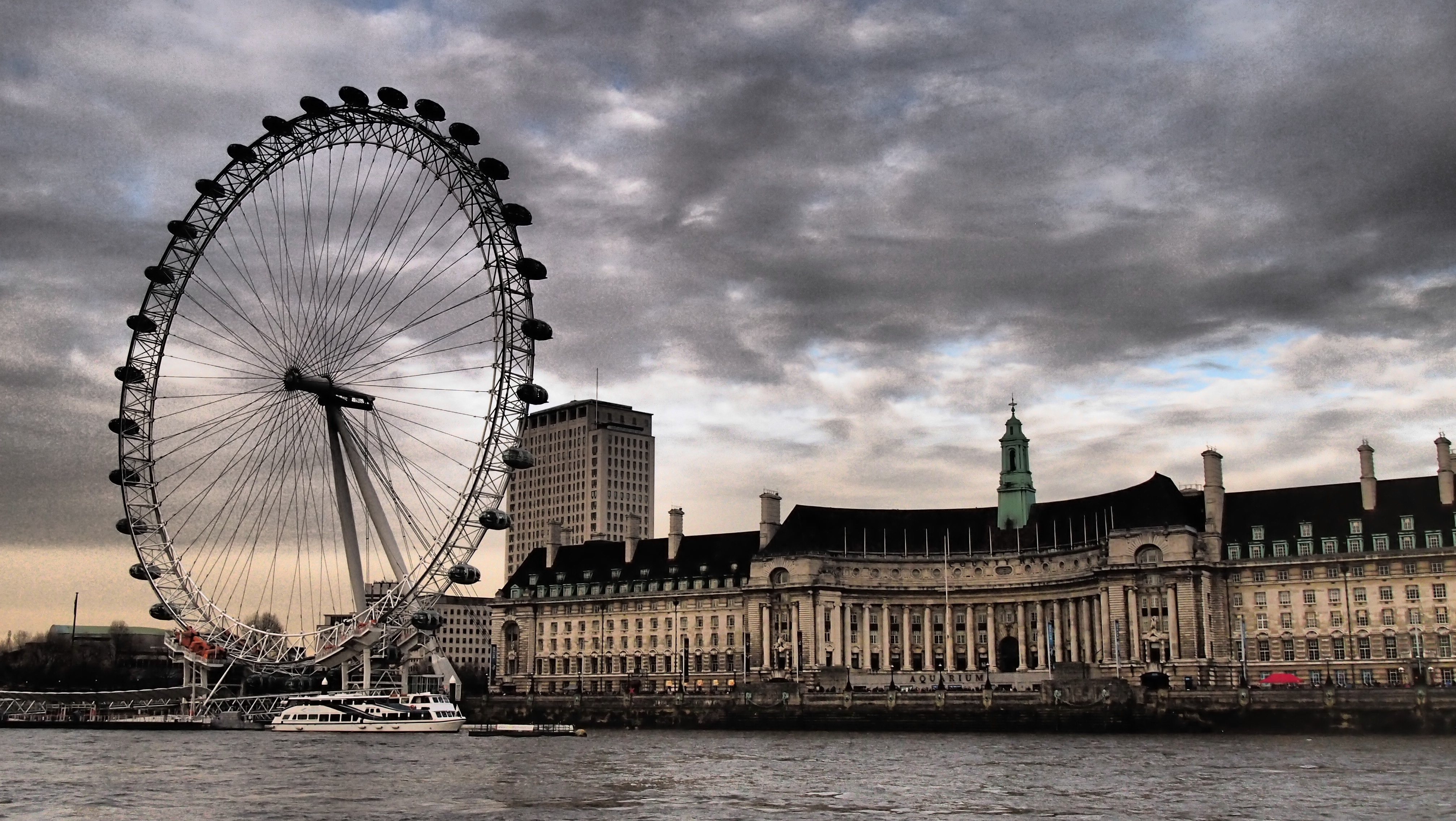 Бесплатное фото Лондонское колесо обозрения у реки