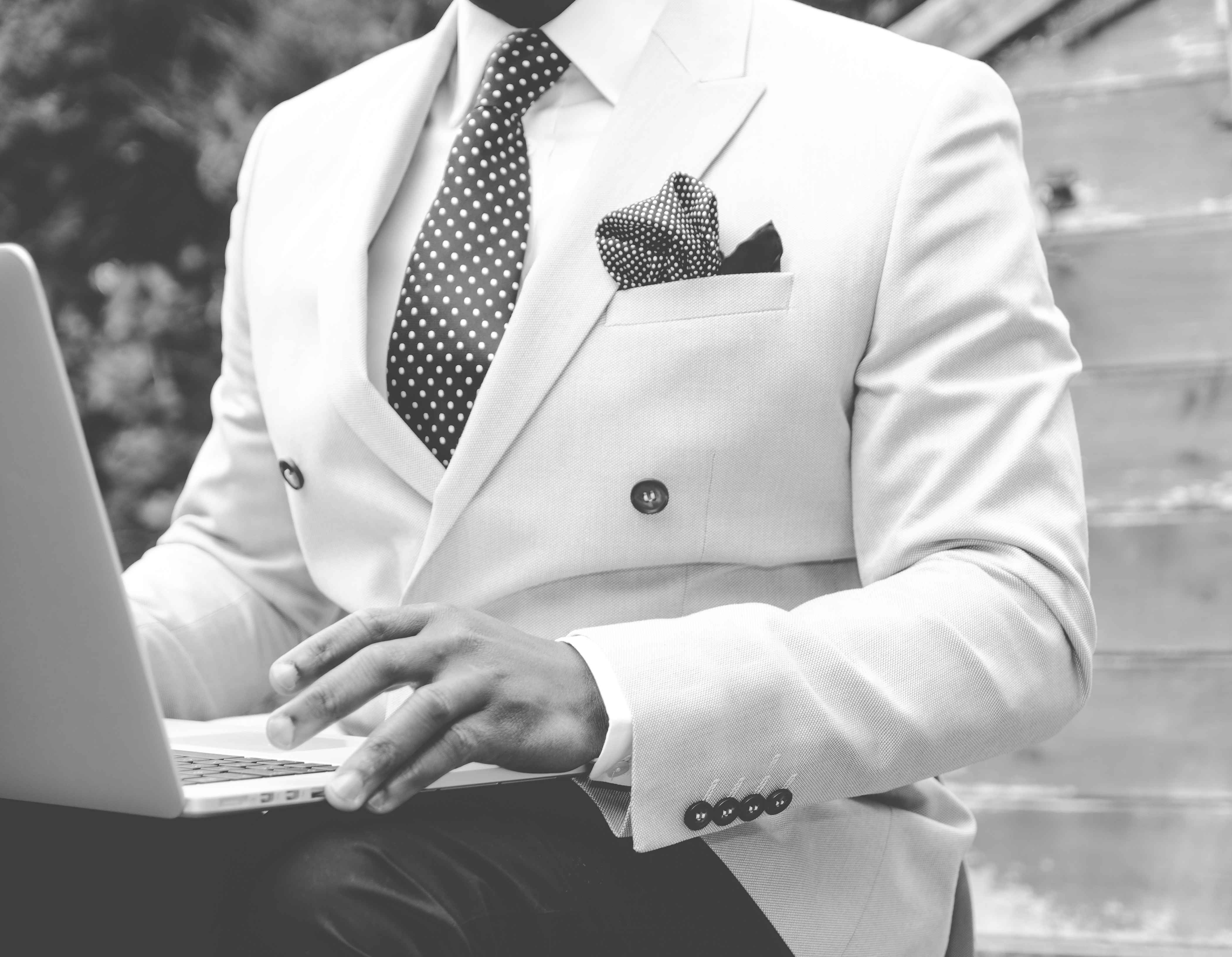 Бесплатное фото Мужчина с ноутбуком в белом пиджаке