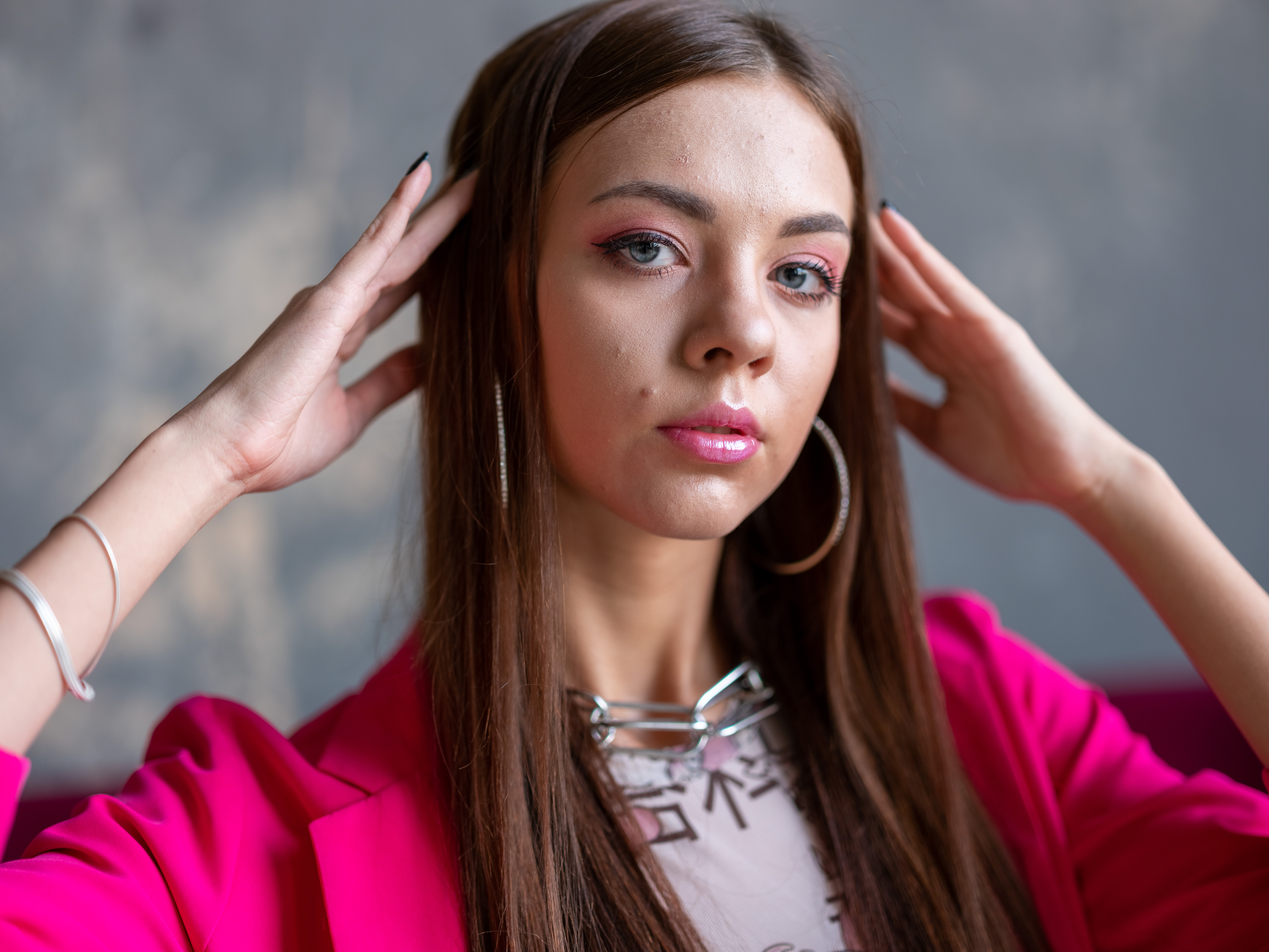 Free photo Portrait of a girl in a bright pink jacket