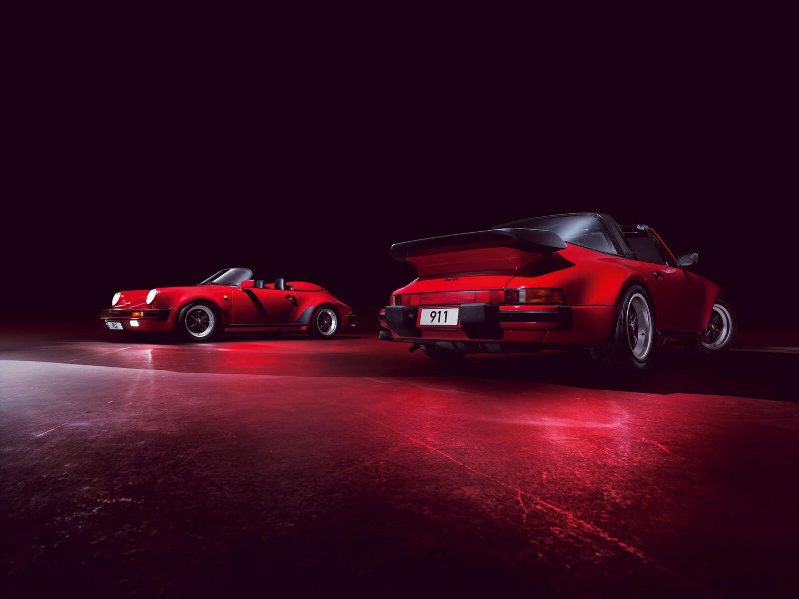 Бесплатное фото Красный Porsche Targa в темном помещении