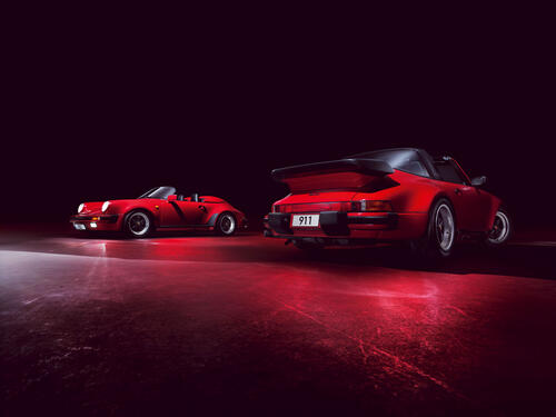 Красный Porsche Targa в темном помещении