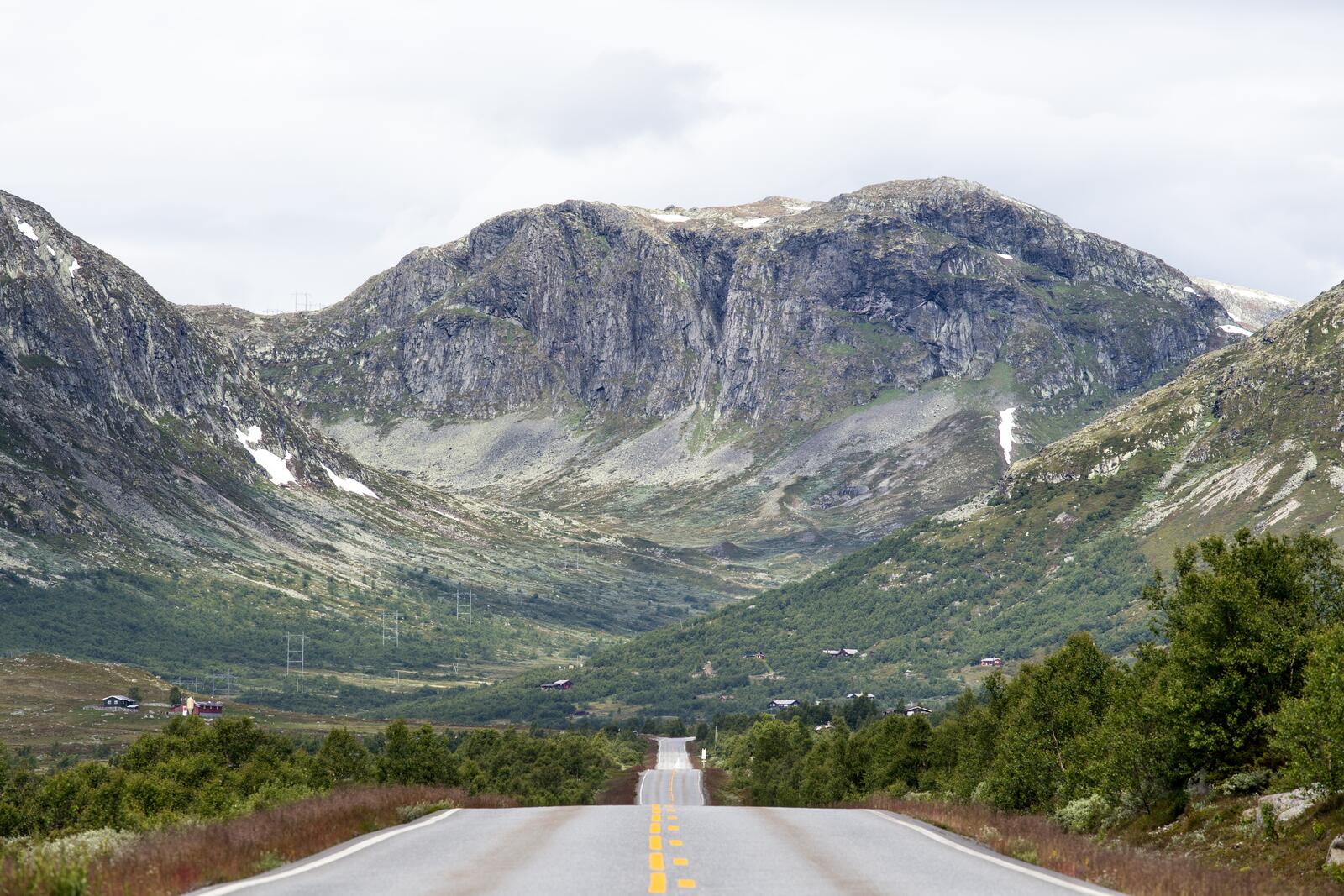Бесплатное фото Асфальтная дорога идущая в горы