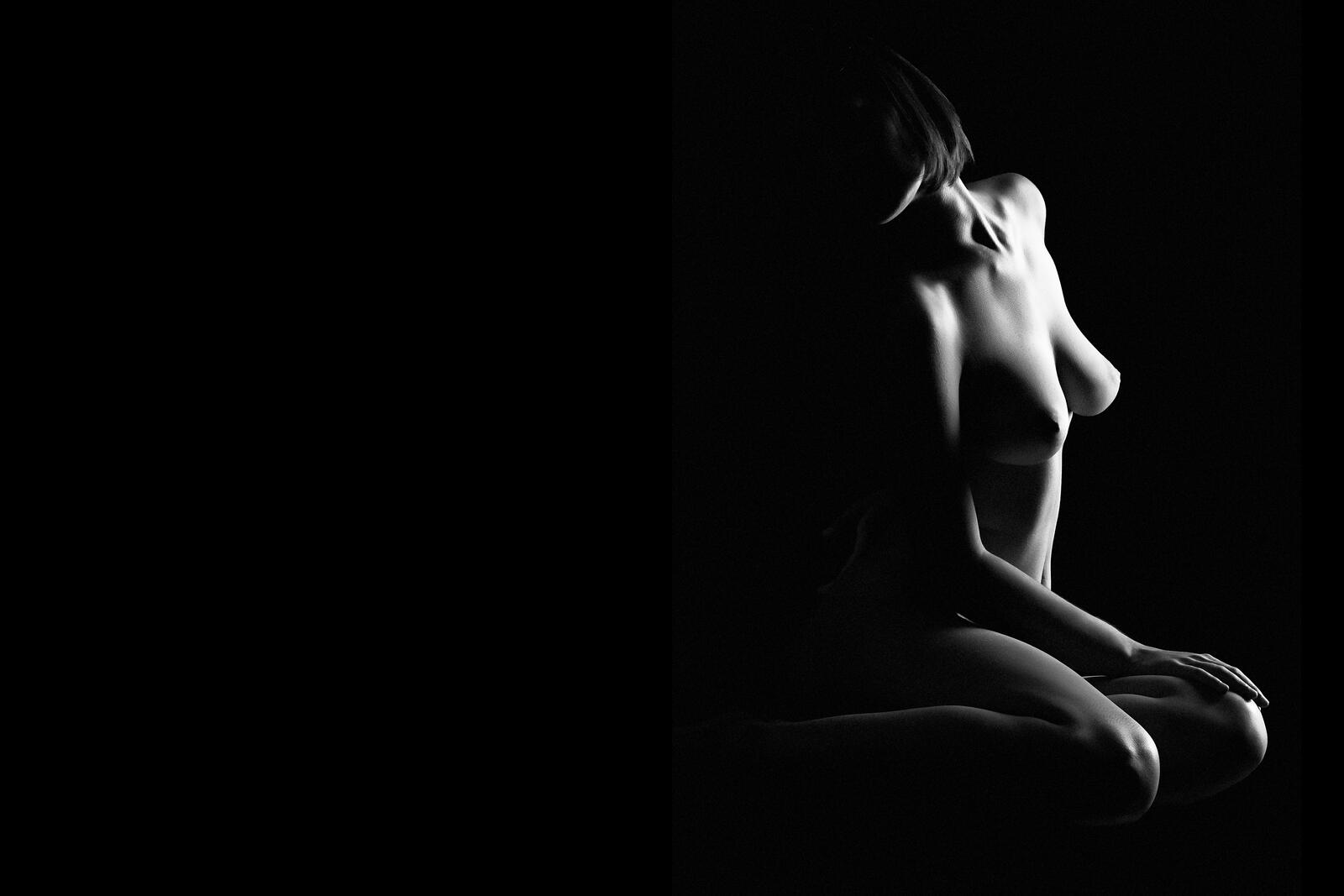 Free photo Naked girl on black background