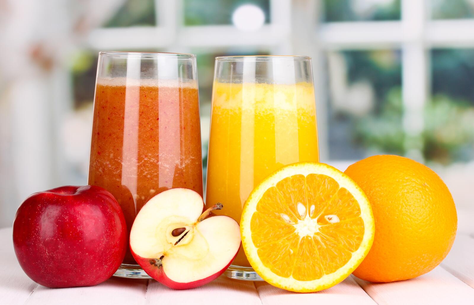 Бесплатное фото Свежевыжатый сок из яблок и апельсинов