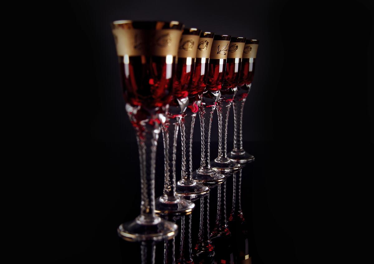 Красные бокалы для шампанского на темном фоне