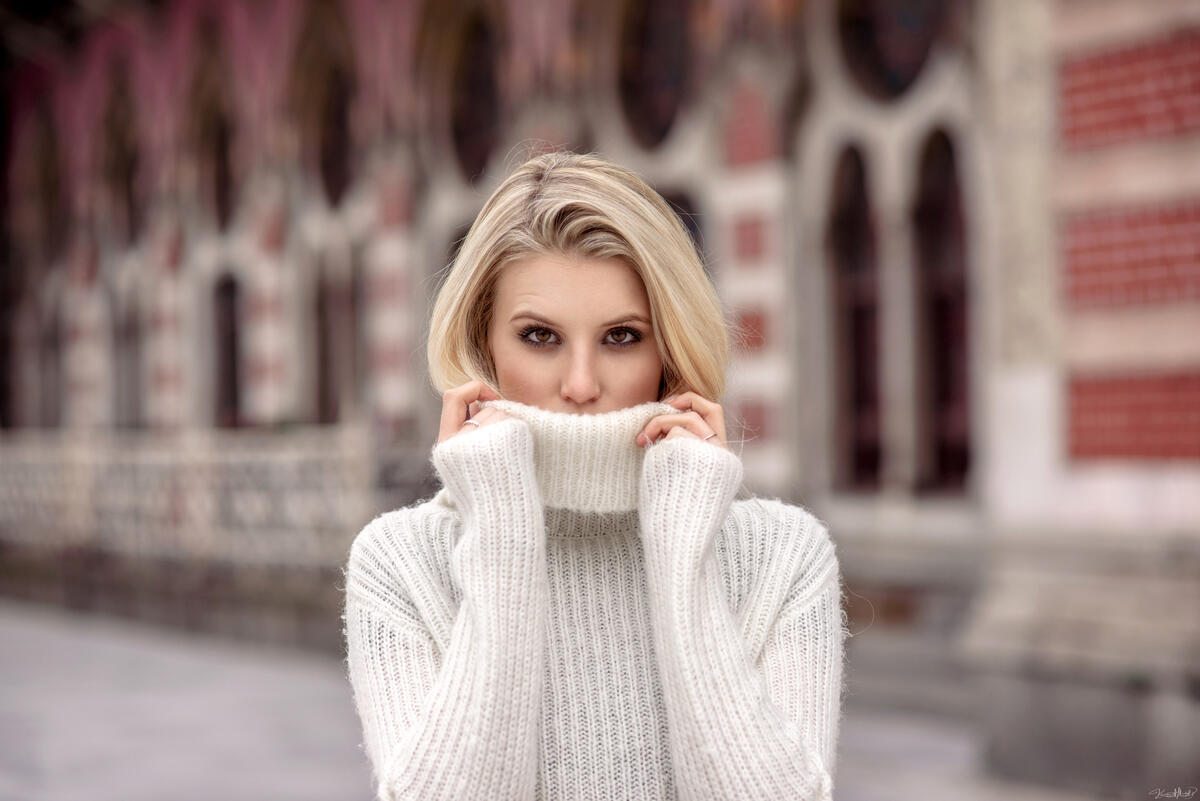 Блондинка в белом свитере
