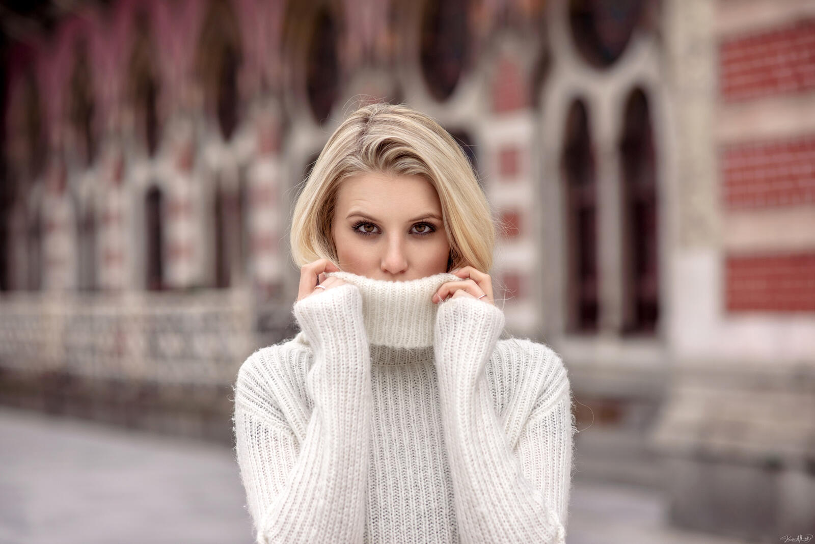 Бесплатное фото Блондинка в белом свитере