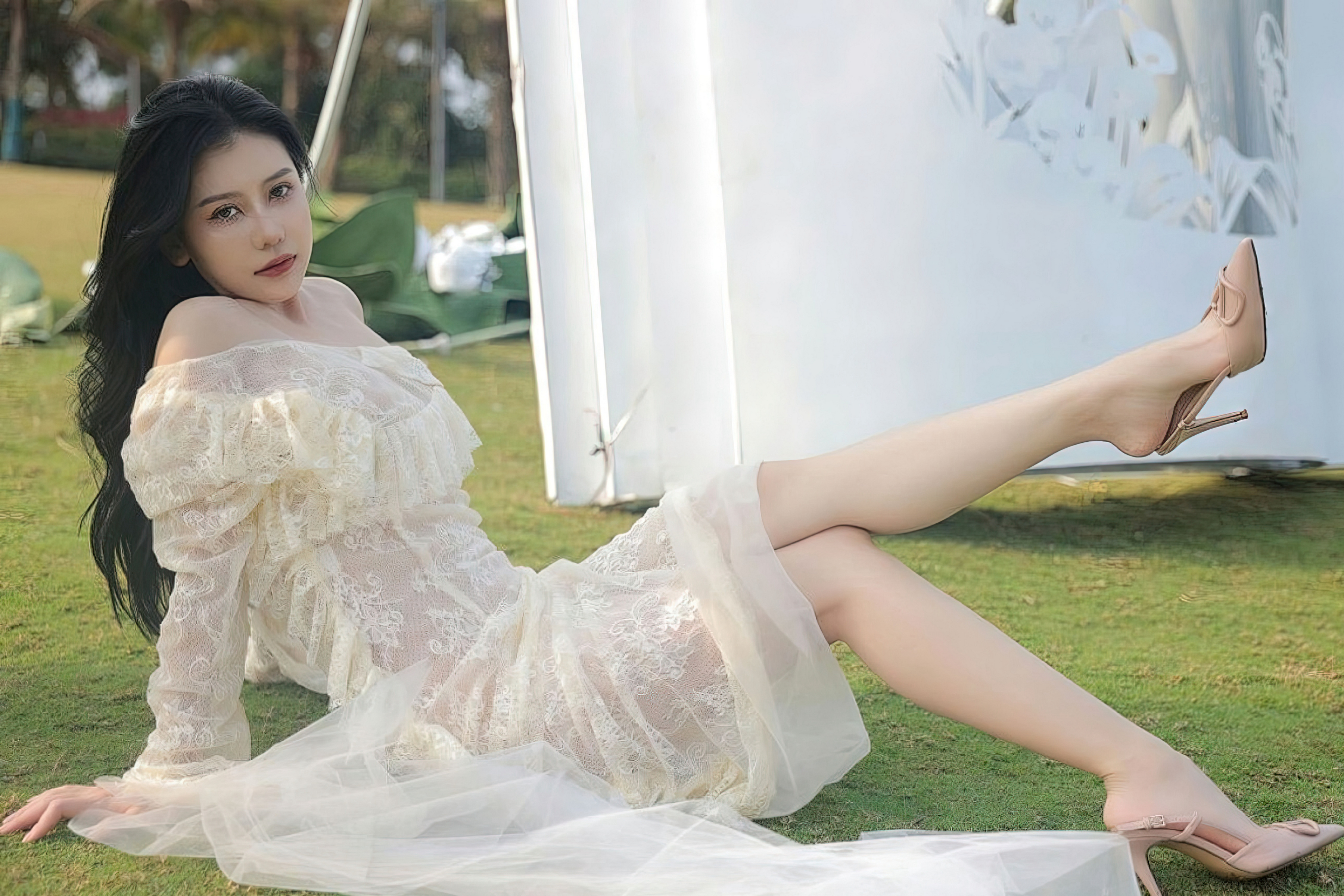 Модель Инь Тянь Тянь в белом платье на траве