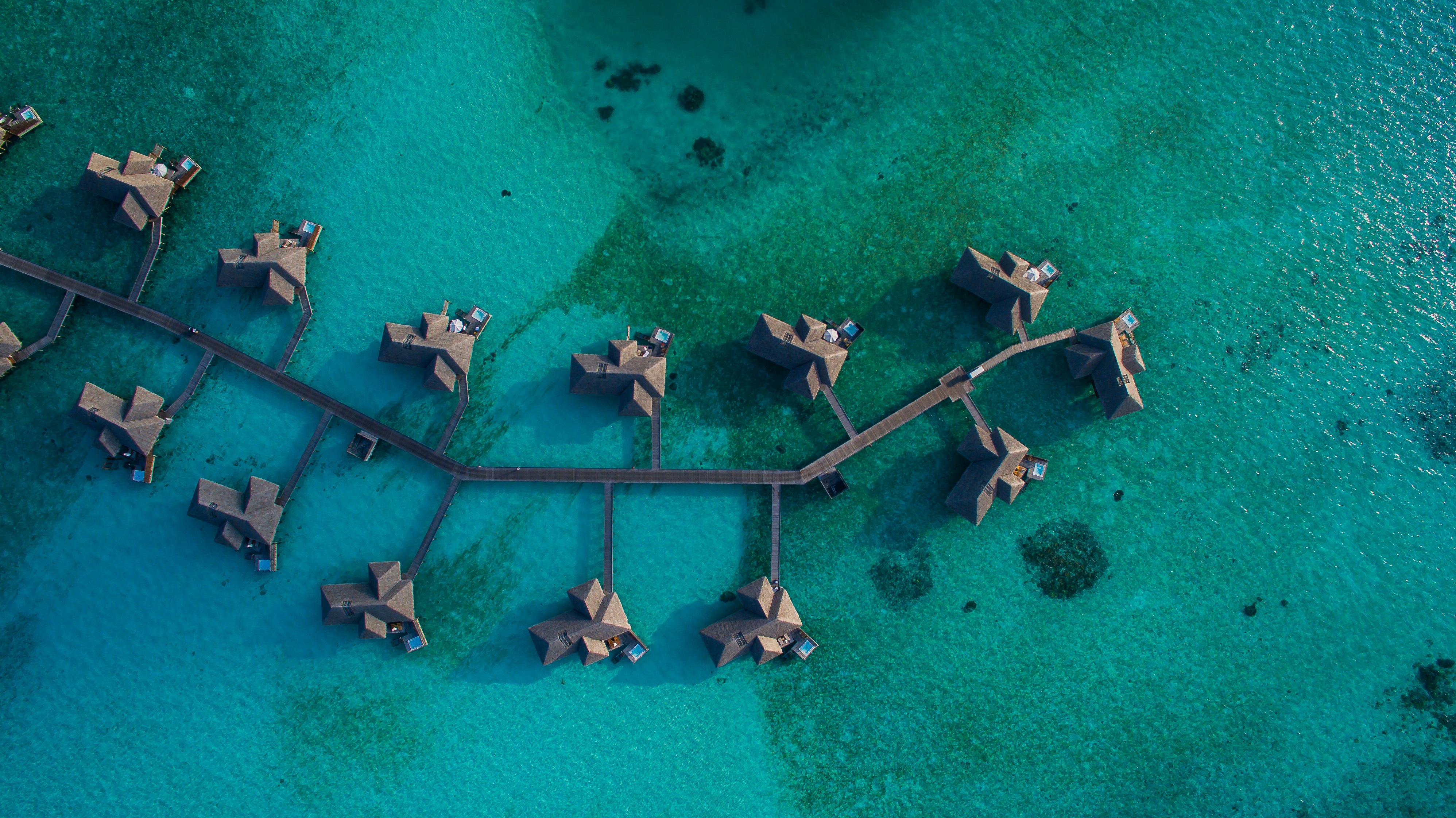 Домики на воде у побережья Мальдив