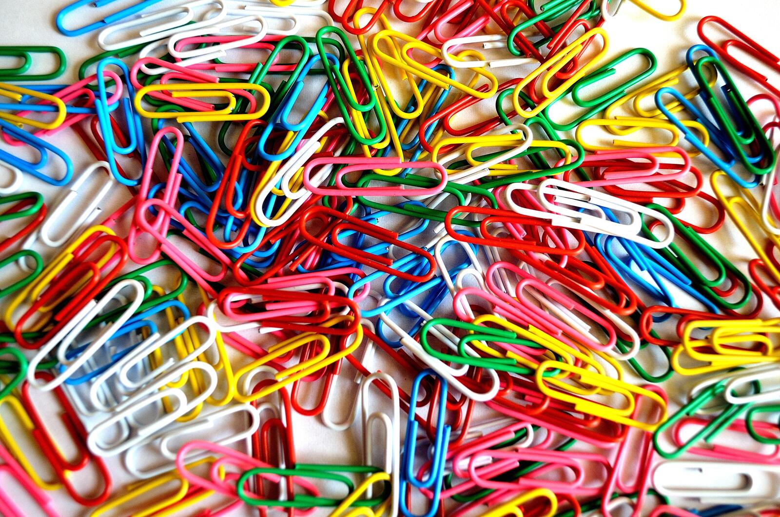 Free photo Scattered colored paper clips