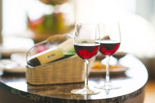 Два бокала с красным вином