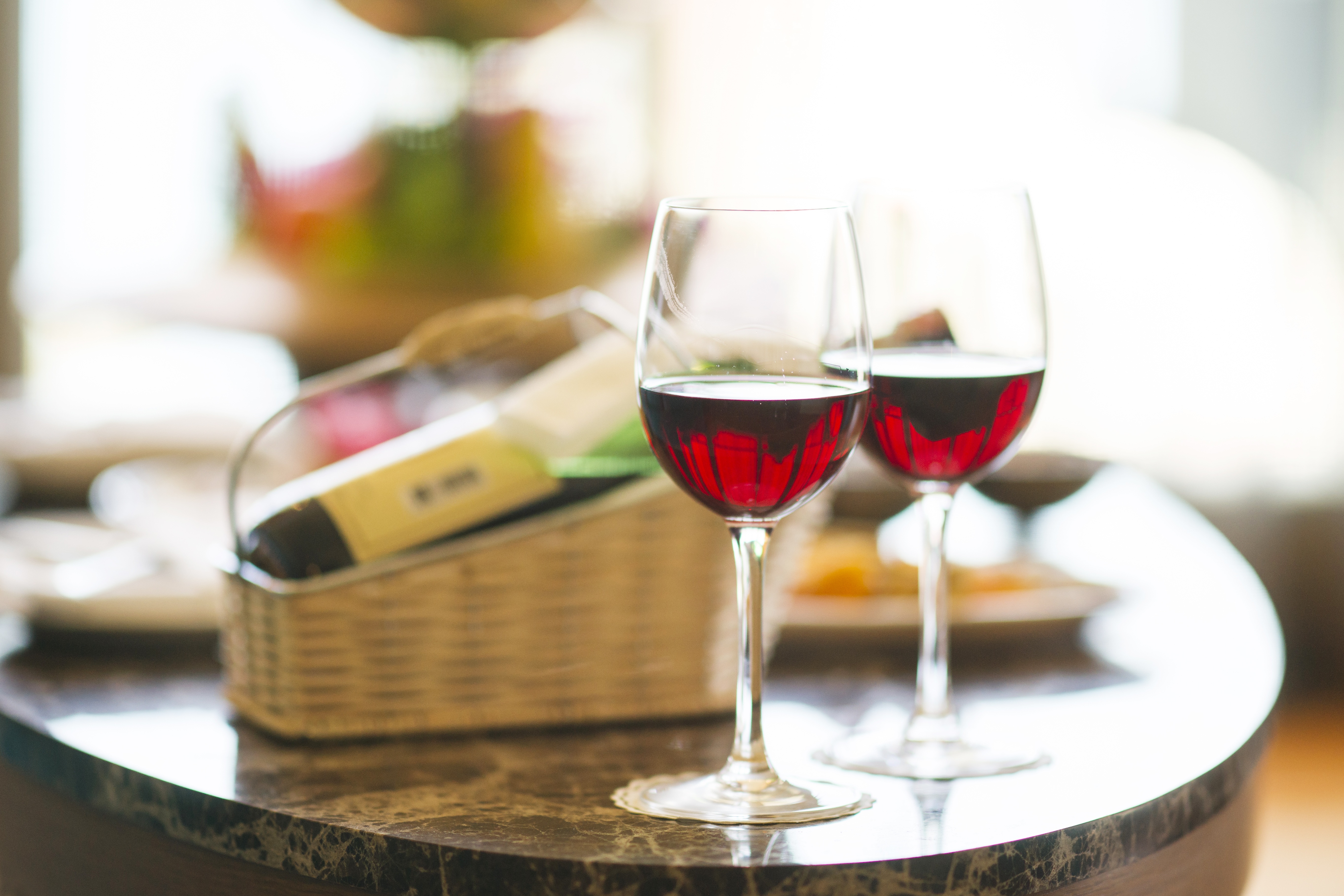 Бесплатное фото Два бокала с красным вином