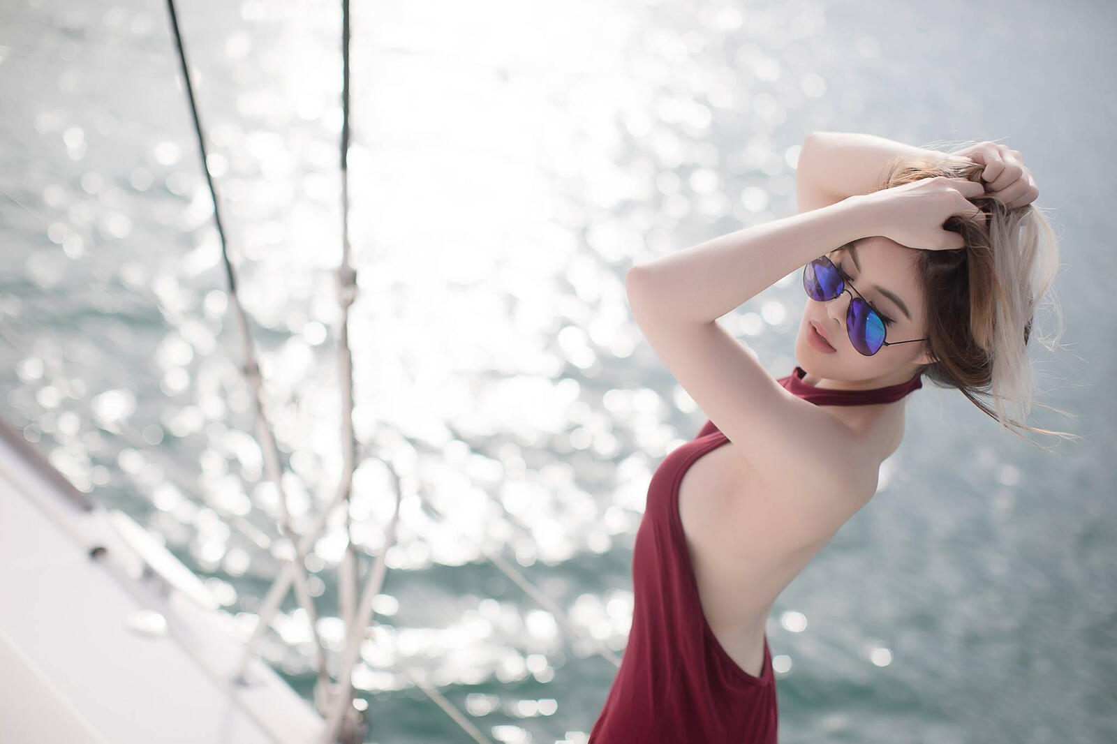 Free photo Girl with sunglasses and a red dress