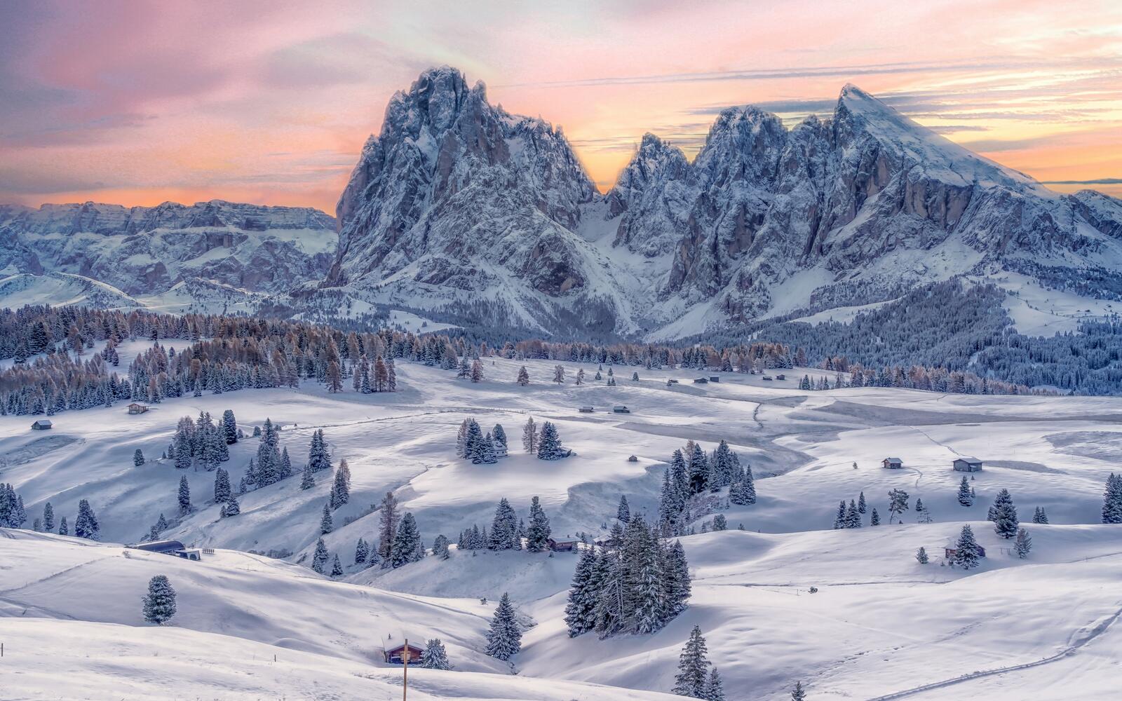 Free photo The snow-covered italian dolomite alps