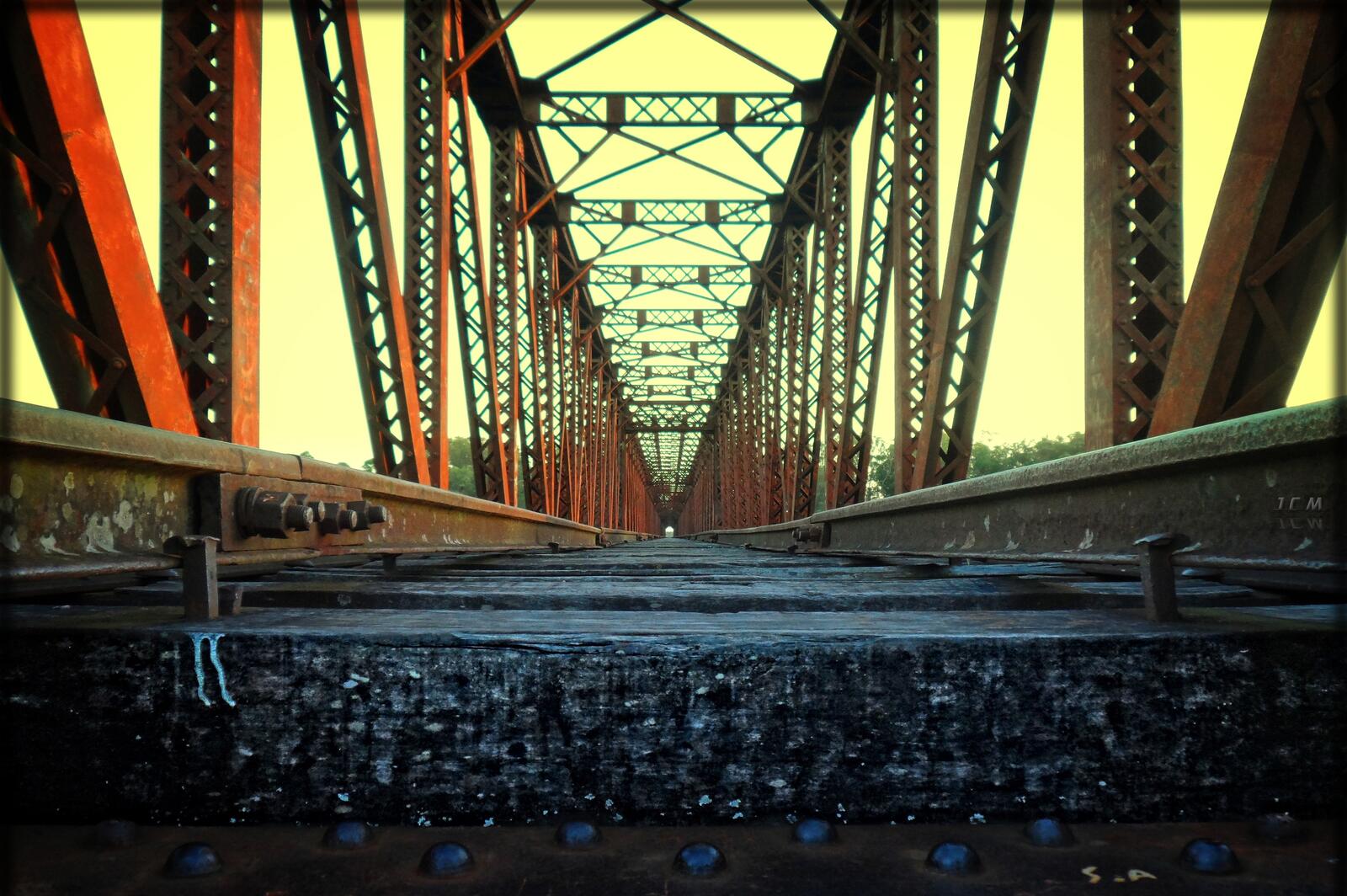 Бесплатное фото Железнодорожный мост вид с железнодорожных путей