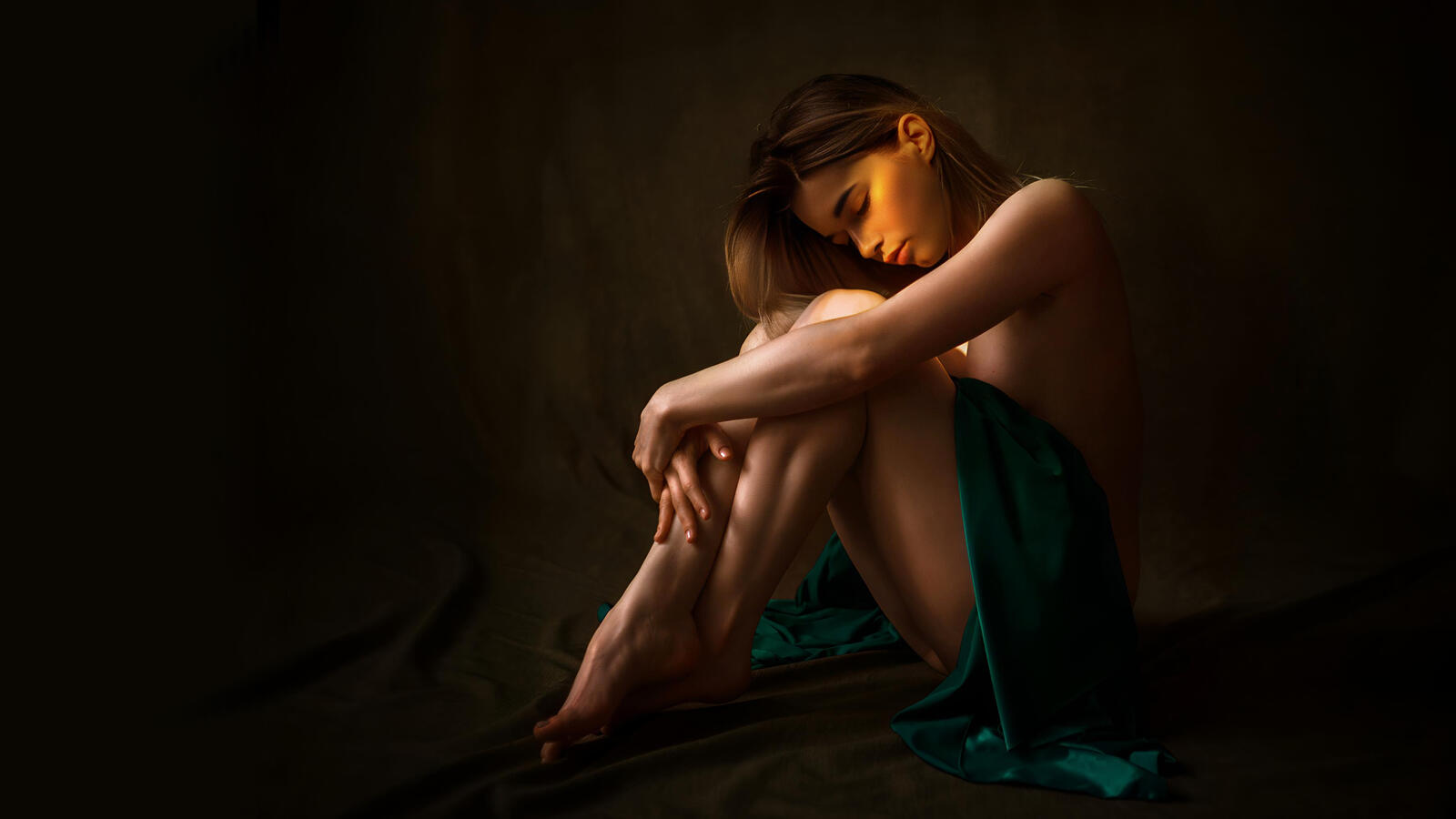 Бесплатное фото Молодая девушка в темной комнате при свете солнца