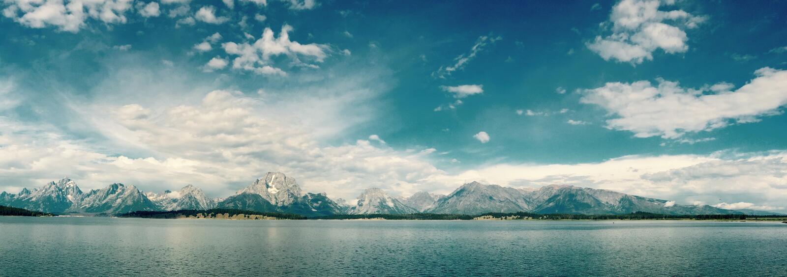 免费照片一个大的景观，显示了一个湖泊和被雪覆盖的山脉