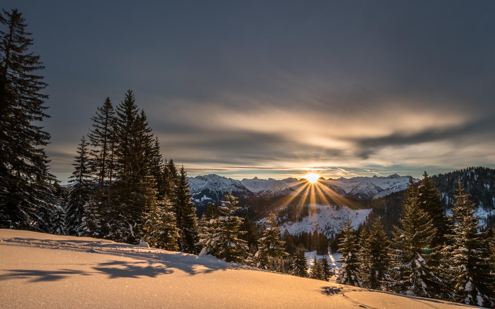 Бесплатное фото Солнечный зимний день в горах
