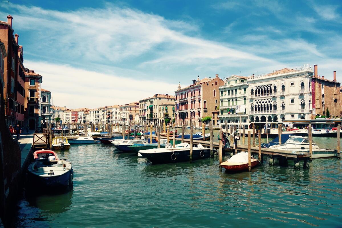 Гавань городе Венеции с прогулочными катерами