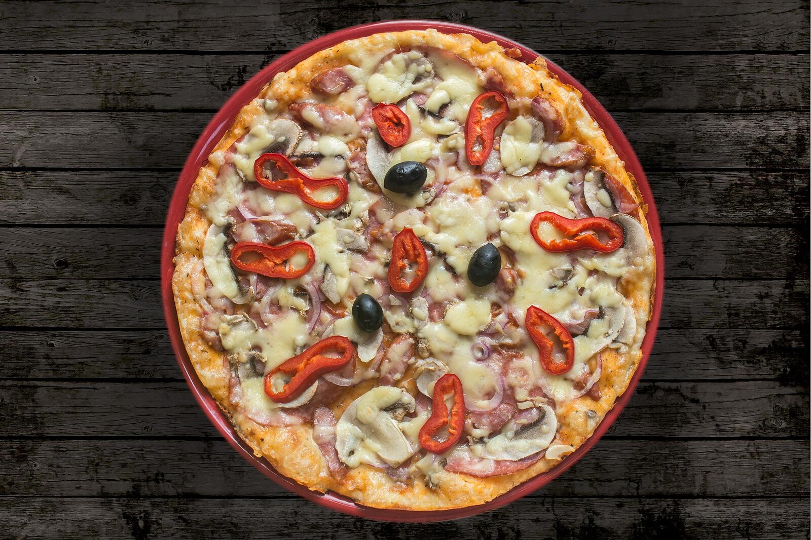 Free photo Pizza with cheese and olives.