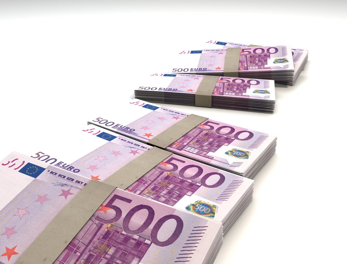 Пачки денег по 500 евро