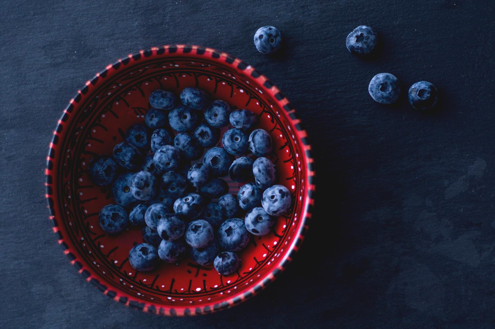 免费照片红碟子里的蓝莓