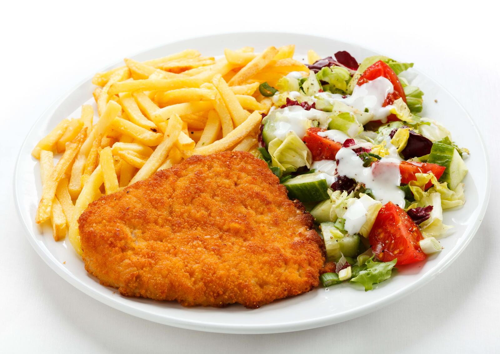 Free photo French fries with salad and chicken cutlet