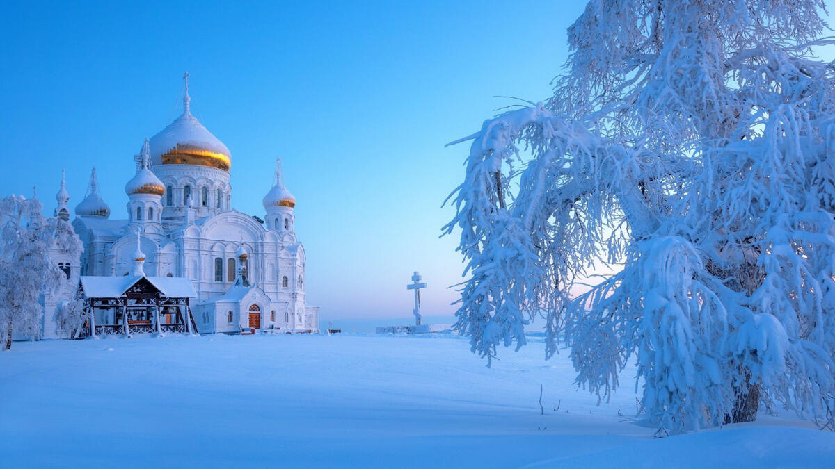 Большой пермский храм морозным вечером