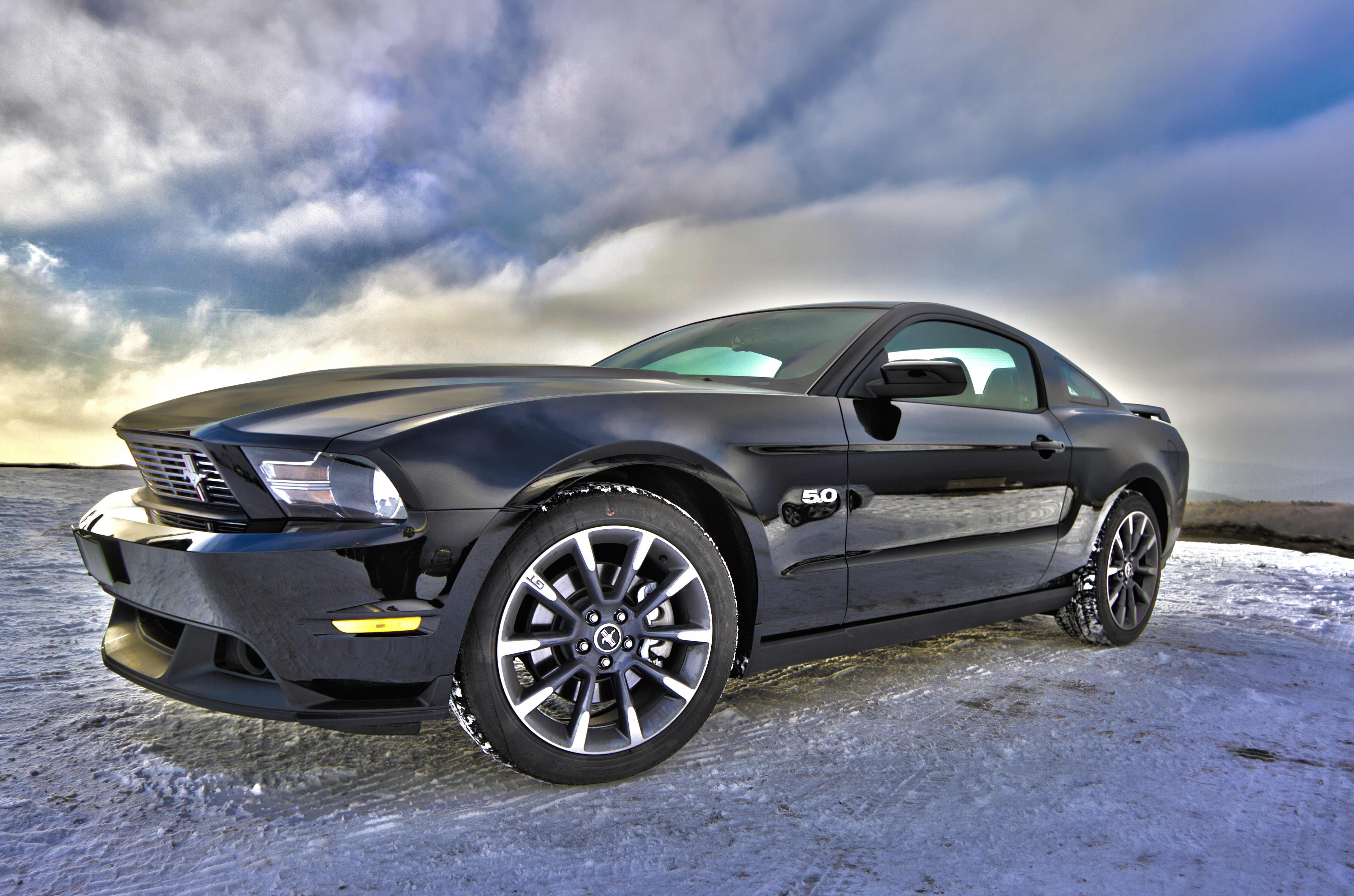 Free photo Black Ford Mustang GT in the snow