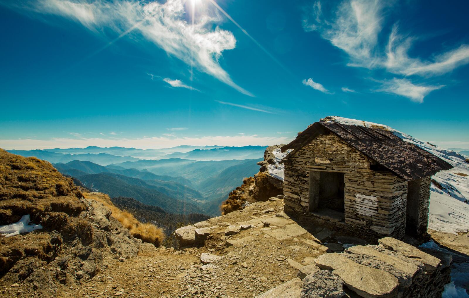 Бесплатное фото Домик на вершине горы