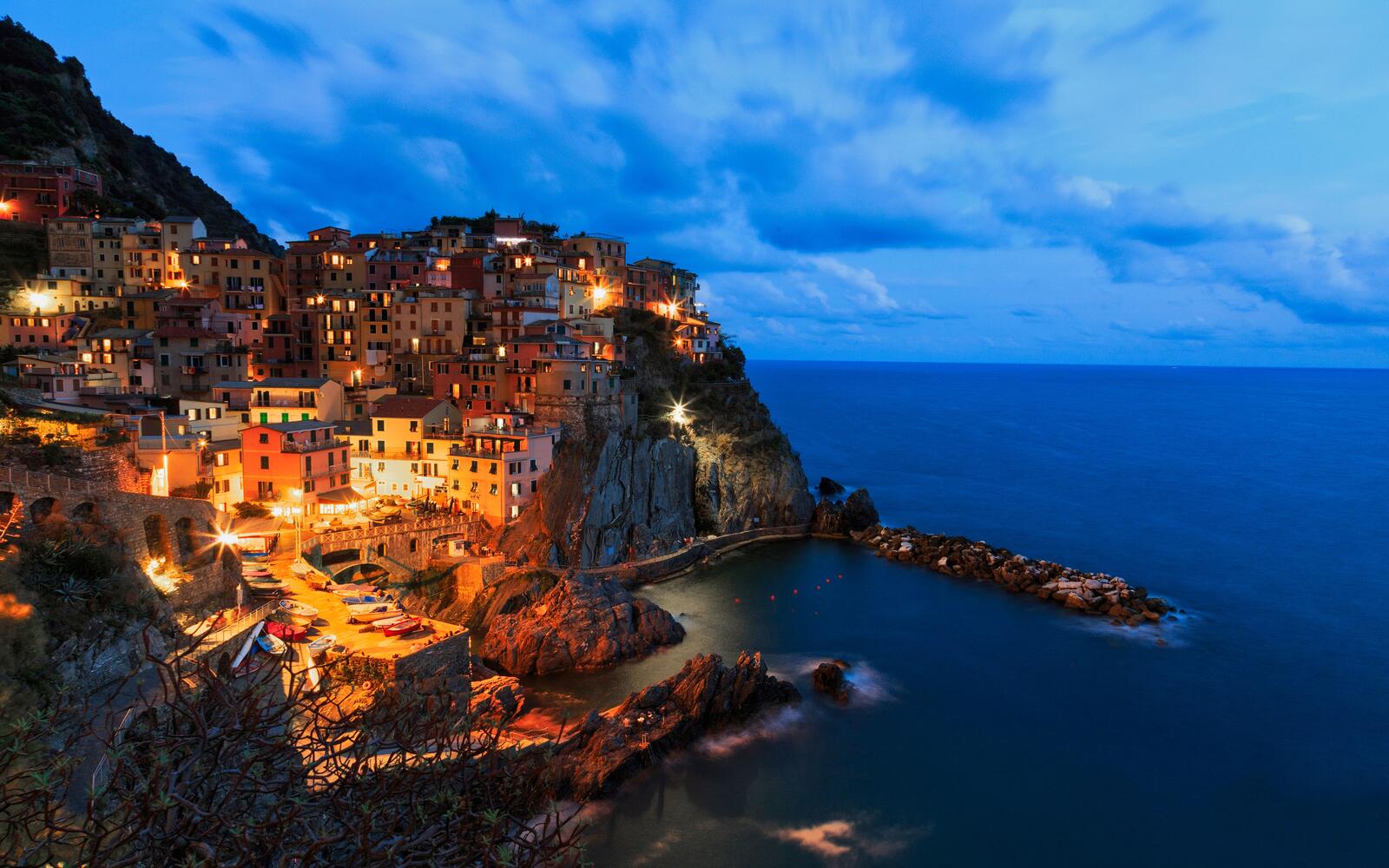 Бесплатное фото Ночной итальянский город на берегу моря