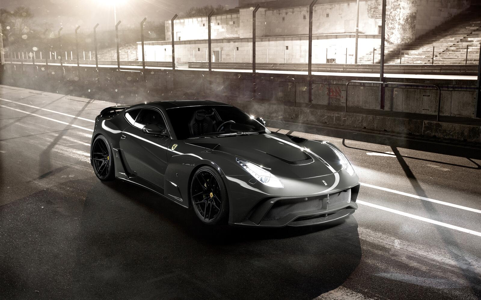 Бесплатное фото Ferrari f12 berlinetta серого цвета на спортивной трассе