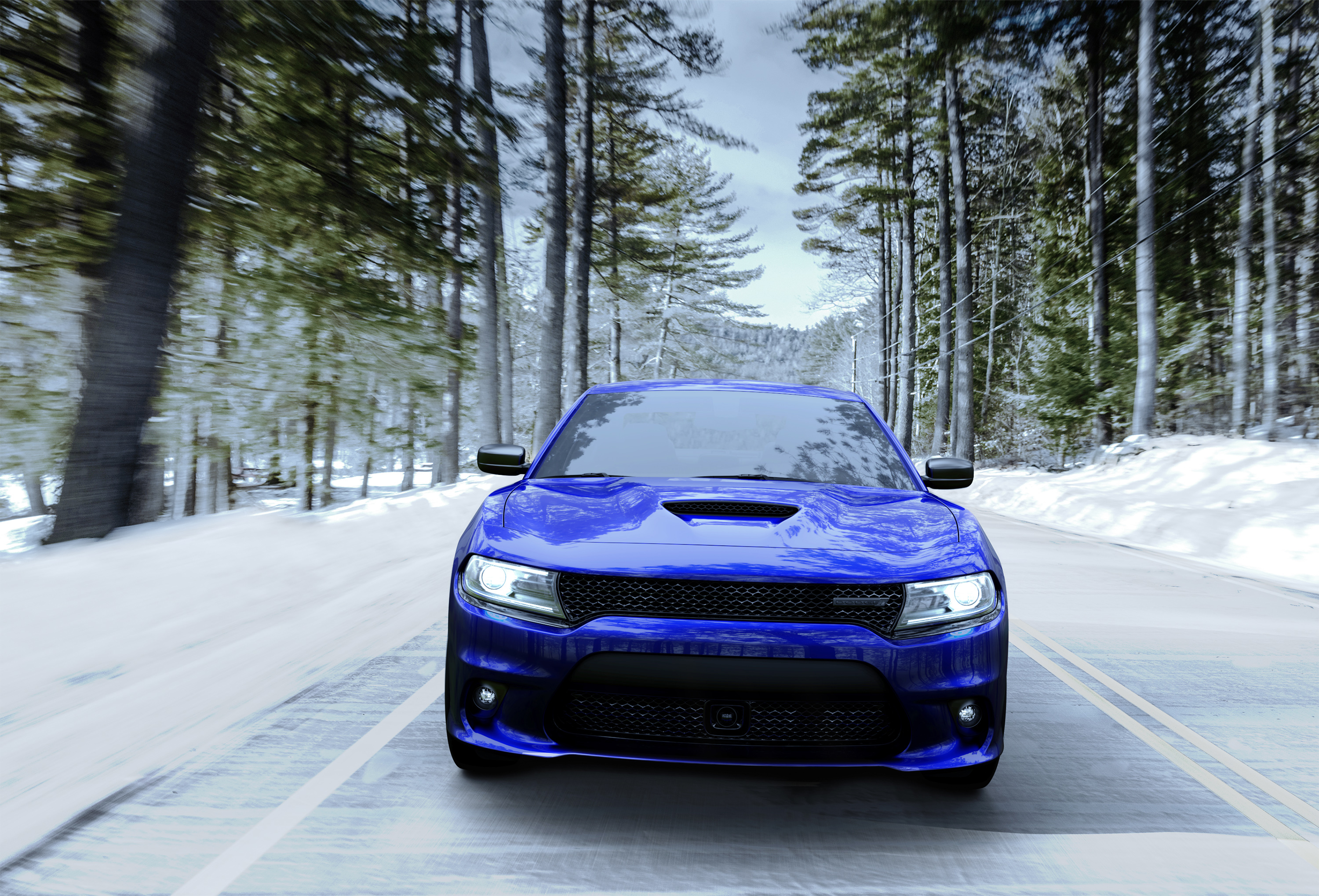 Синий Dodge Charger едет по зимней дороге