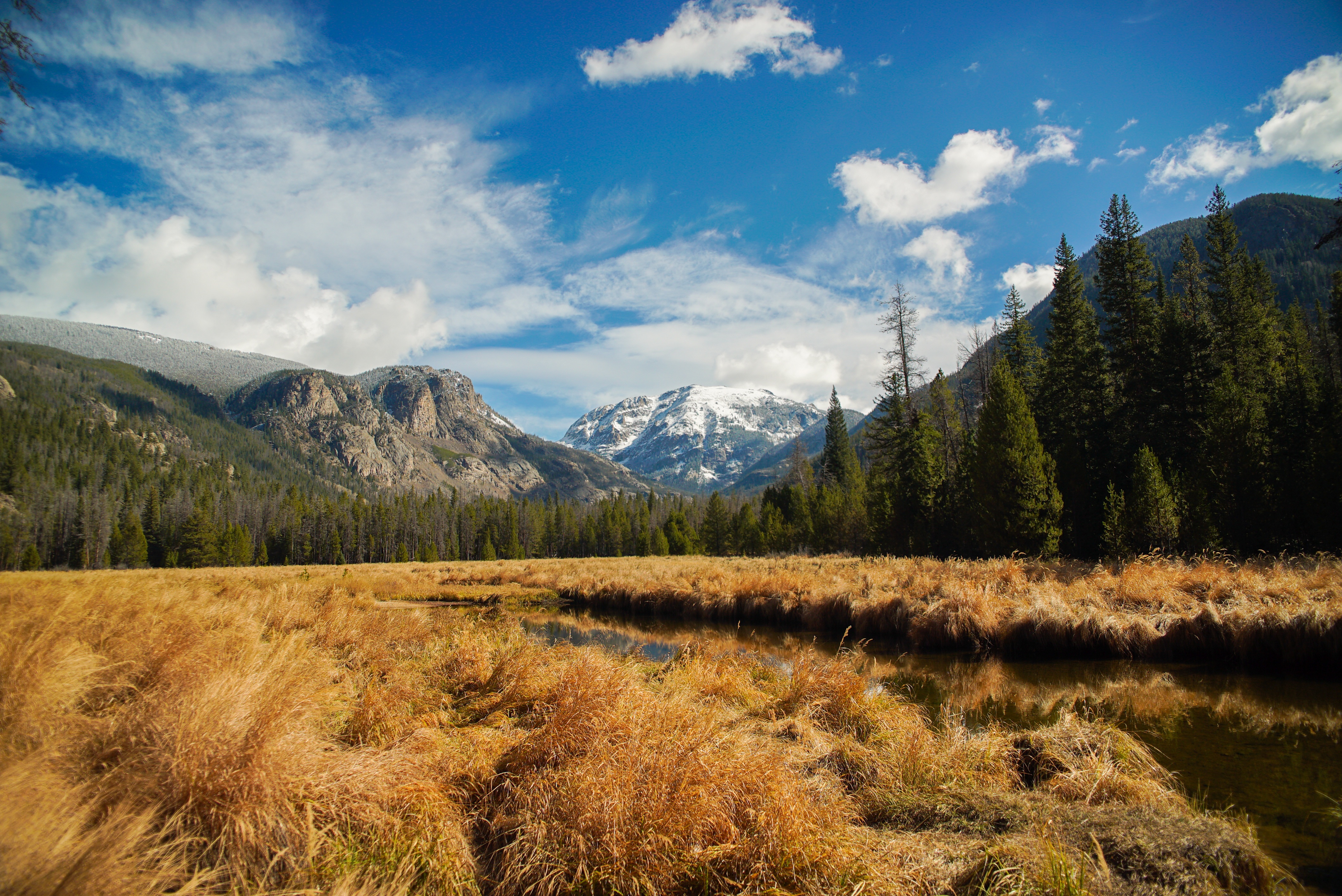 Бесплатное фото Осеннее поле с ручьем в горах