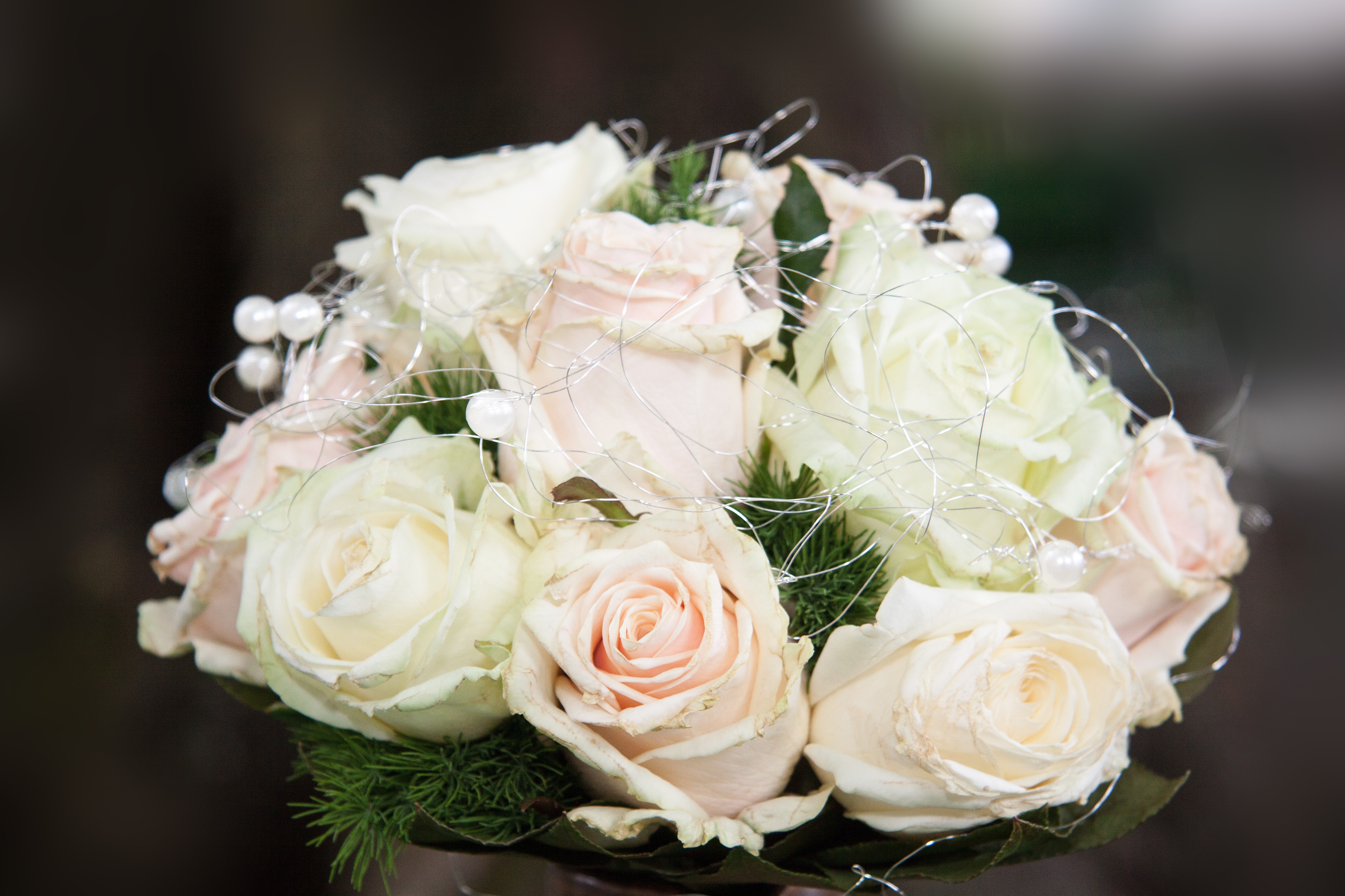 免费照片白玫瑰的婚礼花束