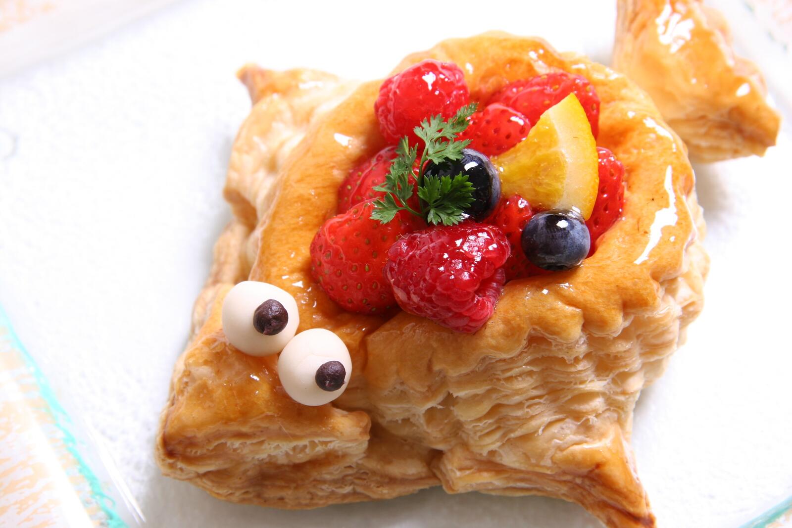 Free photo Puff pastry fish with berries and honey