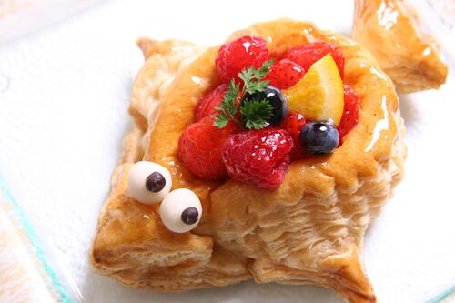 Puff pastry fish with berries and honey